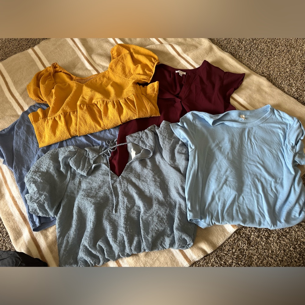 Women’s blouses bundle
Size Xl